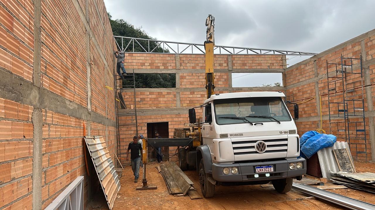 Munck içando tesoura metálica em obra