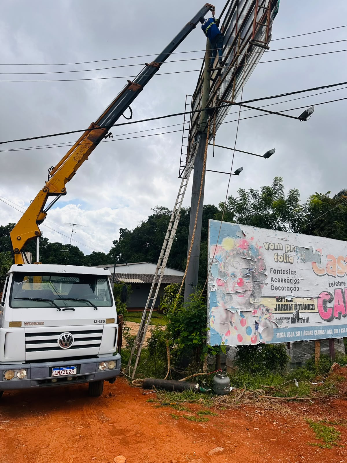 Munck em serviço de instalação de painel
