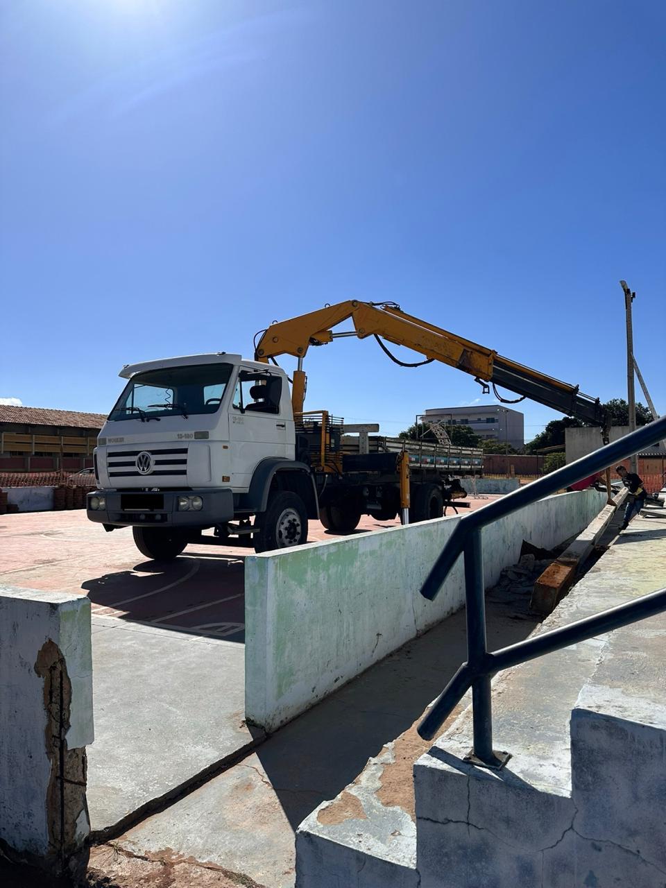 Caminhão munck posicionado para içamento